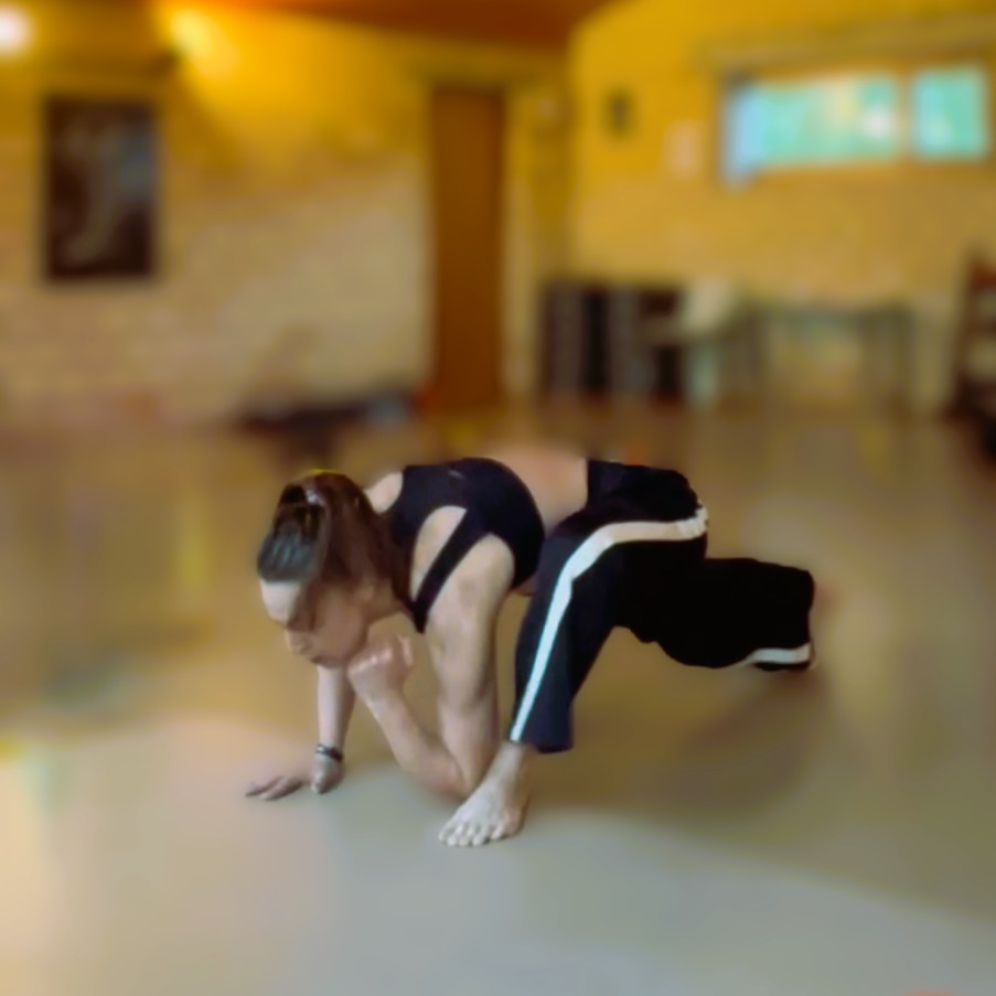 Personaltrainerin Jo Angele zeigt World's Greatest Stretch im ihrem Atrium Gym Studio in Wigoltingen (Thurgau)
