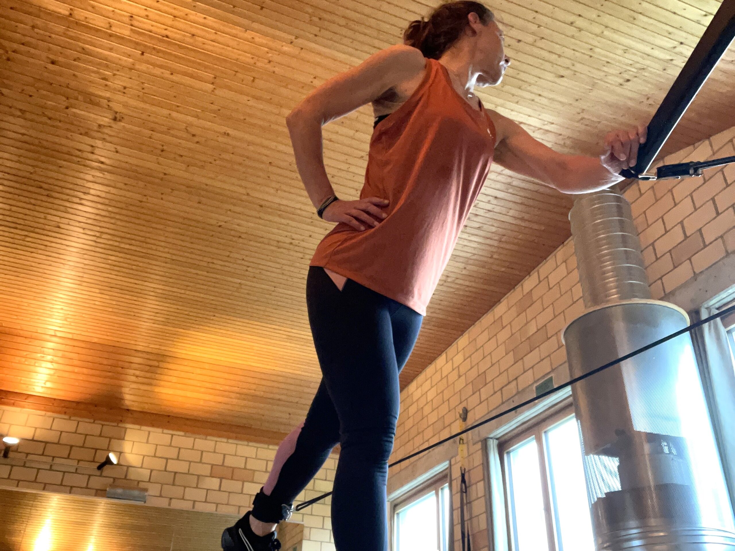 Personaltrainerin Jo Angele zeigt Back-Kicks am Eisenhorn Kabelzug in ihrem Gym Studio in Wigoltingen (zwischen Kreuzlingen, Weinfelden und Frauenfeld)