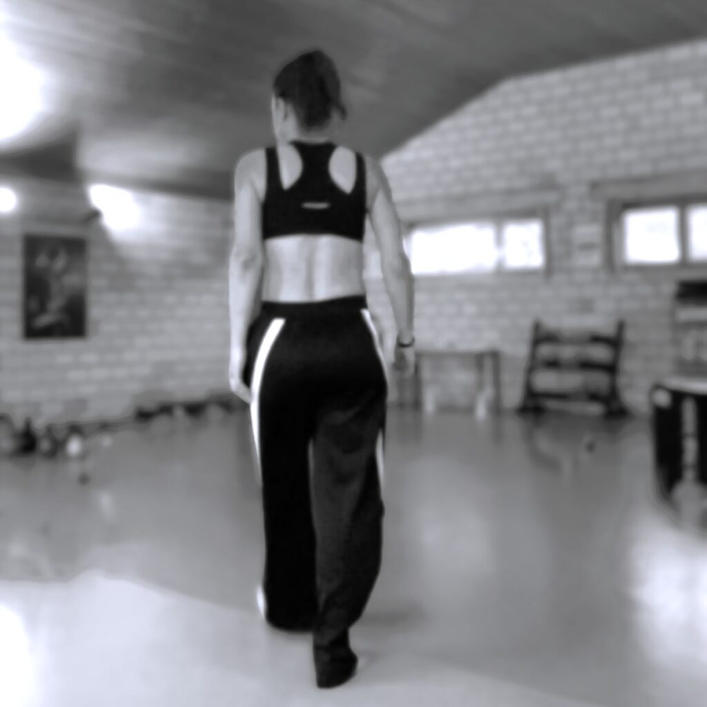 Das Bild zeigt Jo Angele von hinten. 