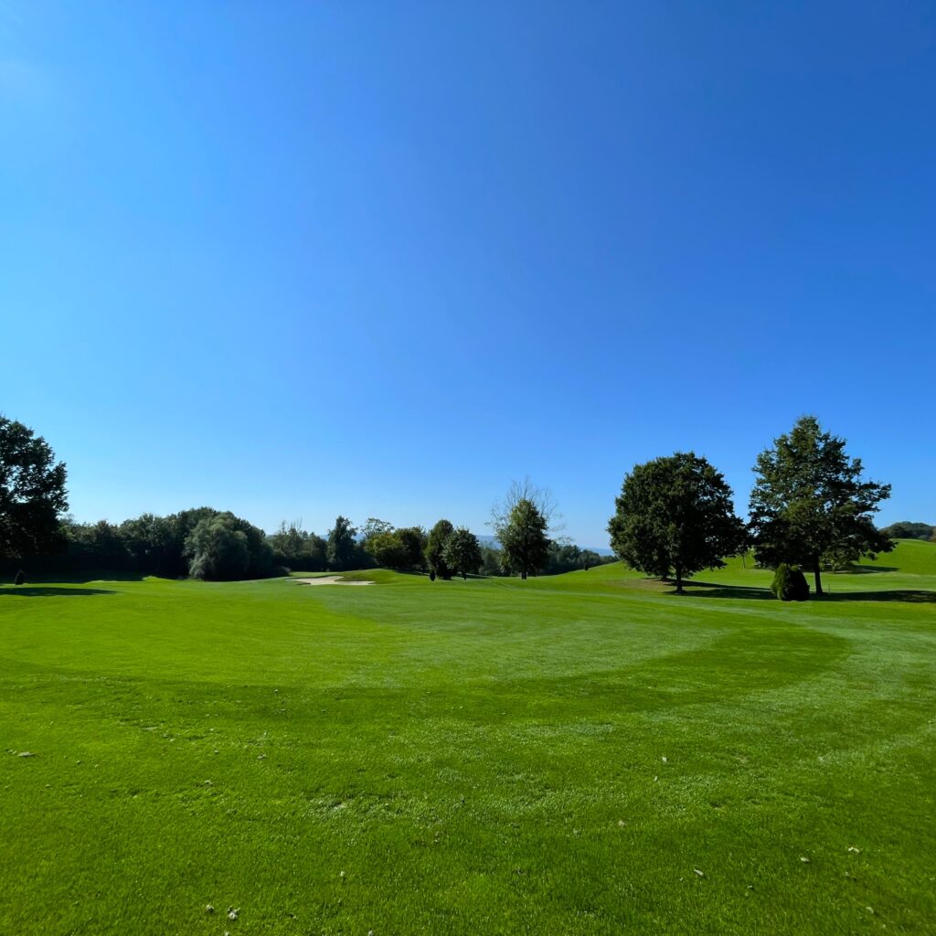 Golfplatz mit grüner Wiese und blauem Himmel - Golfplatz Lipperswil im Thurgau.