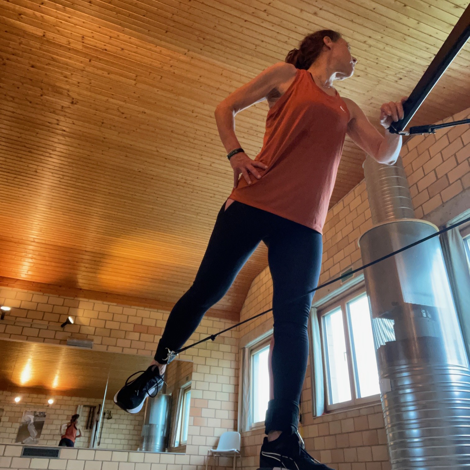 Personaltrainerin Jo Angele zeigt Back-Kicks am Eisenhorn Kabelzug in ihrem Gym Studio in Wigoltingen (zwischen Kreuzlingen, Weinfelden und Frauenfeld)