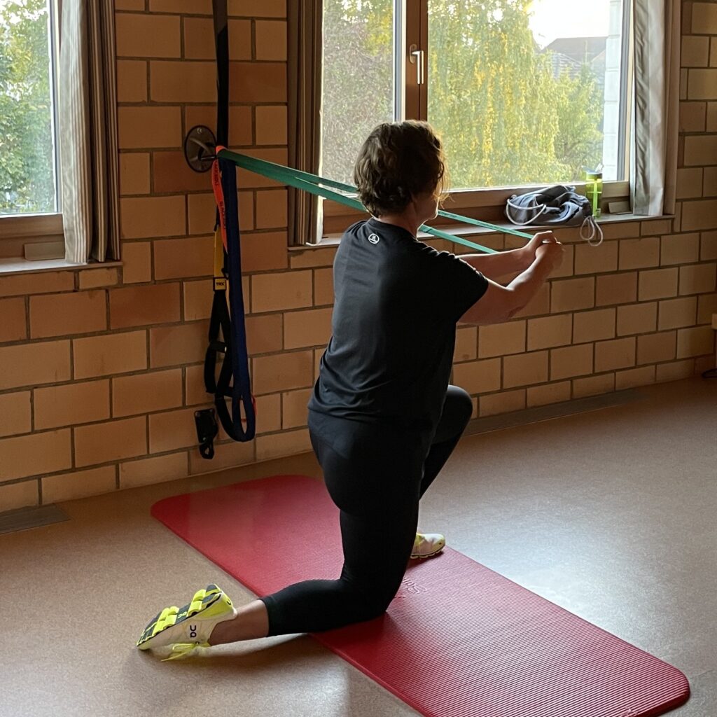 Kundin macht Pallof-Press im Personaltraining von Jo Angele.