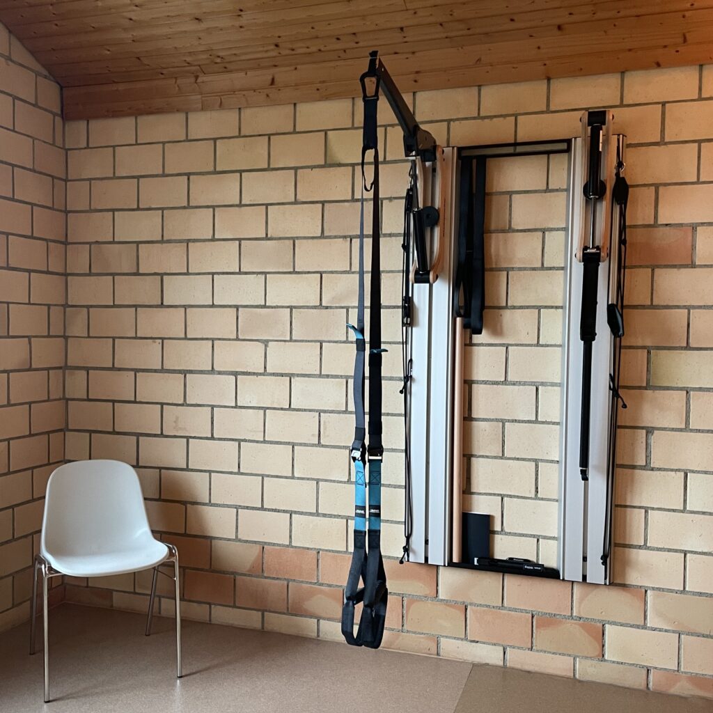 Eisenhorn Kraftstation mit TRX/Schlaufentrainer für intensives und gleichzeitig schonendes Ganzkörper-Krafttraining im Gym Studio von Jo Angele.