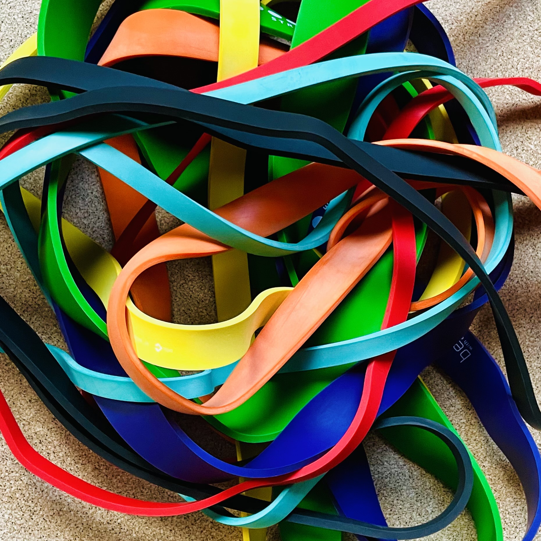 Bunte Gummibänder für gesundheitsorientiertes Krafttraining im Gym Studio von Jo Angele.