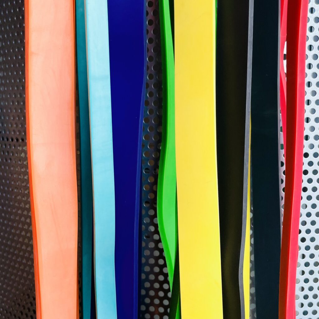 Bunte Widerstandsbänder aus Gummi senkrecht angeordnet. 