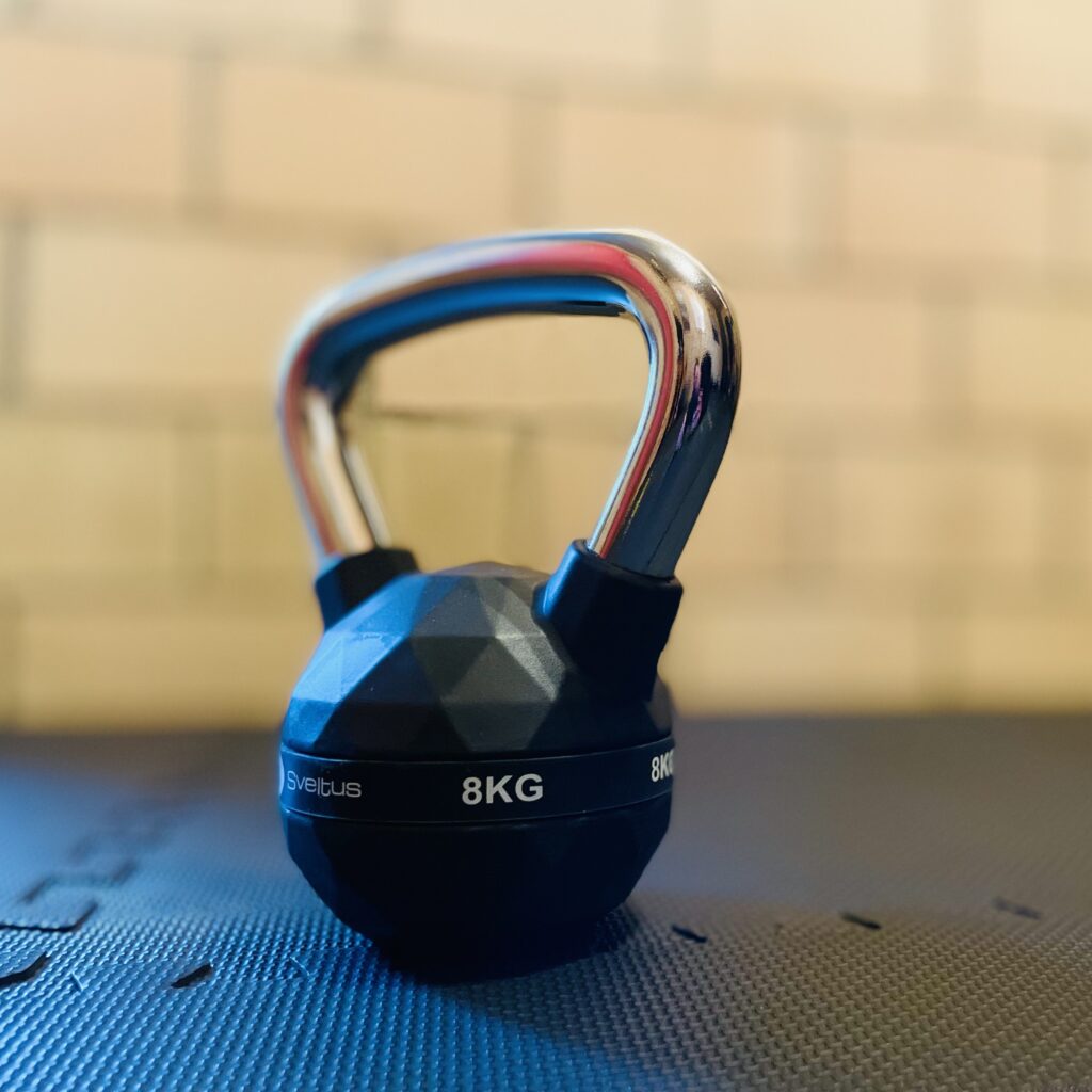 Schwarze Kettlebell mit Chromgriff für effektives Personaltraining im Gym Studio von Jo Angele.