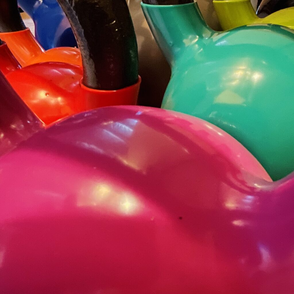 Bunte Kettlebells für Kettlebelltraining im Gym Studio von Jo Angele in Wigoltingen/Thurgau.