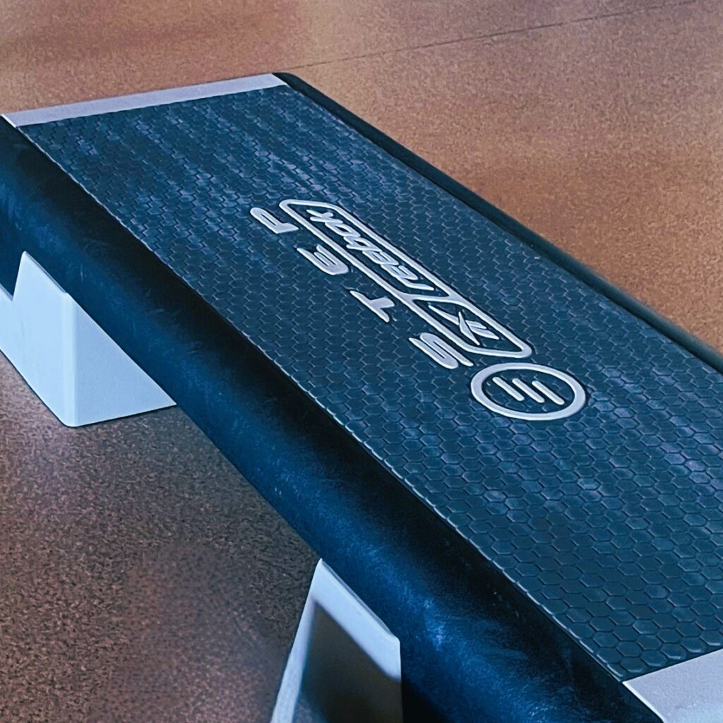 Einzelner Step für Stepup Gruppenkurs mit Ausdauertraining im Atrium Gym in Wigoltingen / Thurgau.