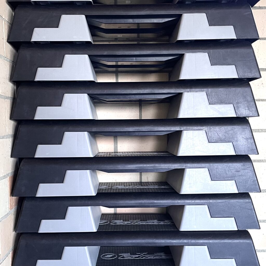 Gestapelte Steps als Trainingsgeräte für Workout Ausdauer und Bodyforming.