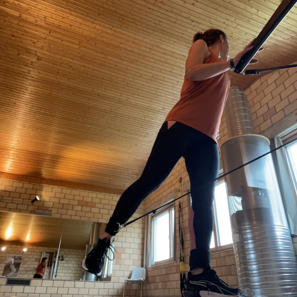 Personaltrainerin Jo Angele zeigt die Übung Kickback am Kabelzug der Eisenhorn Kraftstation im Gym Studio von Jo Angele in Wigoltingen. 