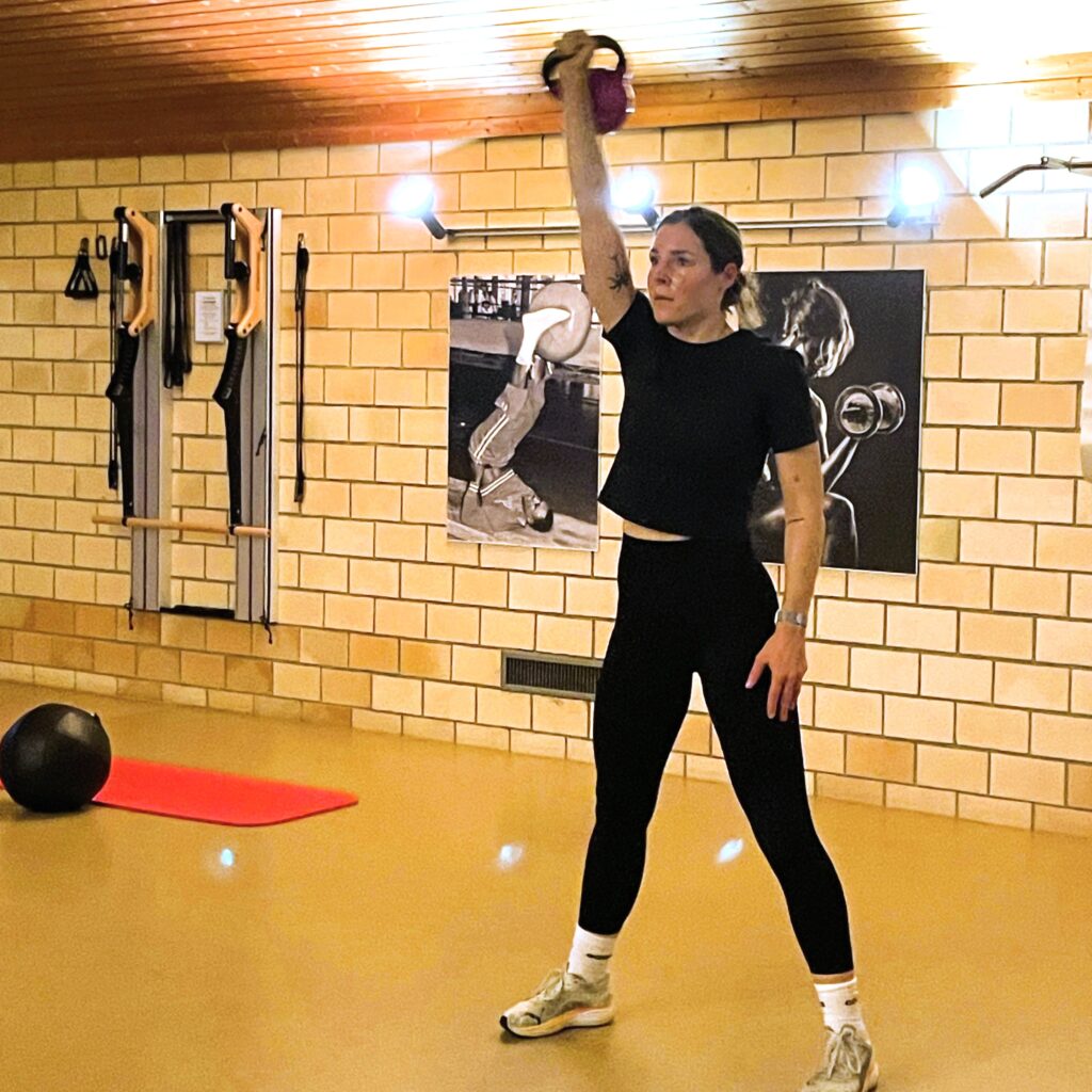 Kundin zeigt Kettlebell Snatches im Personaltraining bei Jo Angele in Wigoltingen. 
