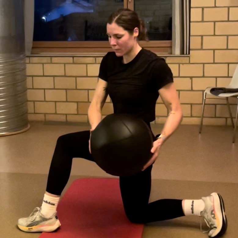 Kundin mach Rotation mit Medizinball im Kniestand im Personaltraining von Jo Angele in Wigoltingen.