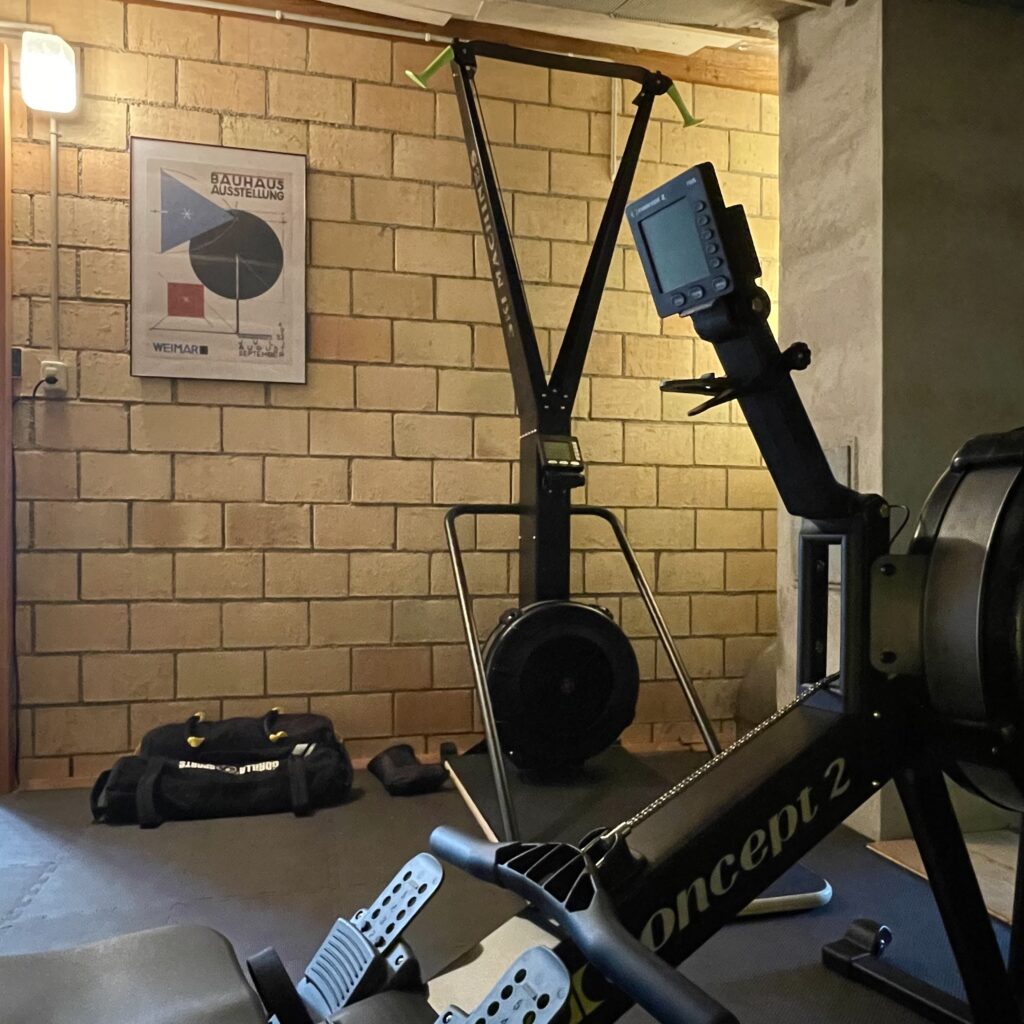 SkiErg und concept2 Rudergerät für Personaltraining und Gruppenkurs Roxfit mit Kraftausdauer, Crossfit und Hyrox Übungen im Atrium Gym in Wigoltingen