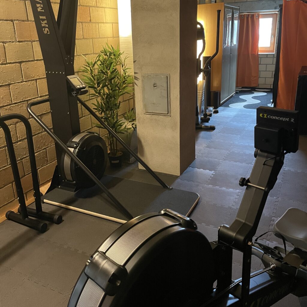 Rudergerät, SkiErg und Crosstrainer für Personaltraining und Gruppenkurs Roxfit mit Kraftausdauer, Crossfit und Hyrox Übungen im Atrium Gym in Wigoltingen