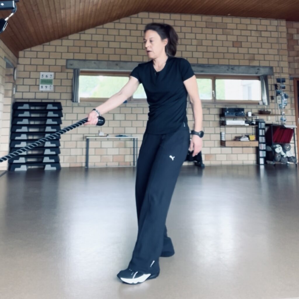 Jo Angele übt Sled Pull für Hyrox. 