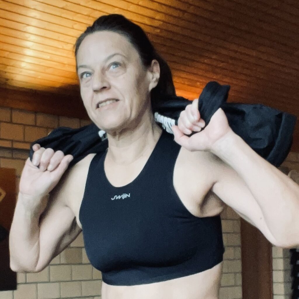 Jo Angele mit swijin Bra übt Sandbag Lunges für Hyrox im Atrium Gym in Wigoltingen