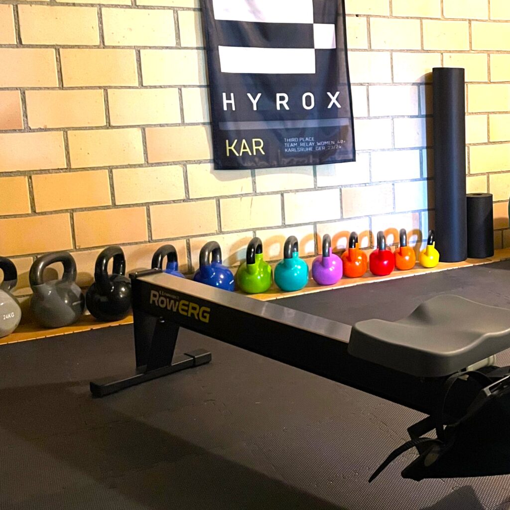 Rudergerät und Kettlebells für Personaltraining und Gruppenkurs Roxfit mit Kraftausdauer, Crossfit und Hyrox Übungen im Atrium Gym in Wigoltingen