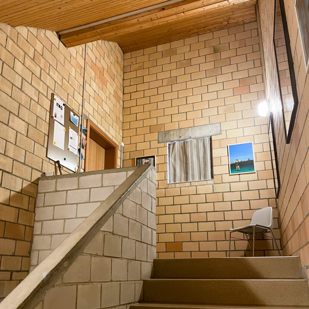 Treppenaufgang zum Gym-Raum im Atrium Gym in Wigoltingen