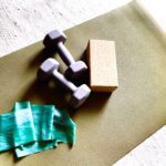Yogamatte, Kurzhanteln, Yogablock und Widerstandsband zum Hometraining