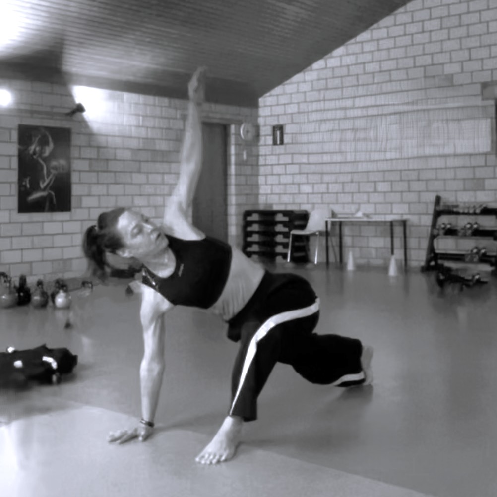 Jo Angele bei der Übung "World's Greatest Stretch. 